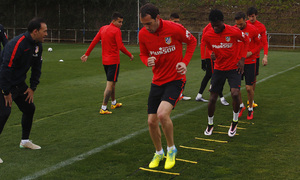 Temporada 15/16. Entrenamiento en la Ciudad Deportiva Wanda Atlético de Madrid. Los jugadores realizan ejercicios de calentamiento.
