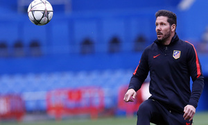 temporada 15/16. Entrenamiento en el Estadio Vicente Calderón. Simeone con el balón durante el entrenamiento