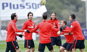 temporada 15/16. Entrenamiento en la ciudad deportiva de Majadahonda. Jugadores realizando ejercicios con balón durante el entrenamiento