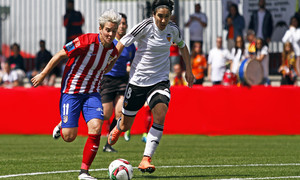 Temporada 2015/2016. Atlético de Madrid Féminas - Valencia CF. Priscila lucha un balón. 