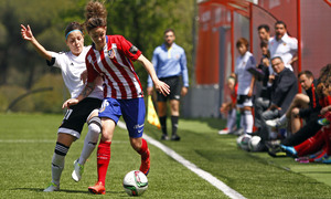 Temporada 2015/2016. Atlético de Madrid Féminas - Valencia CF. María León lucha un balón. 