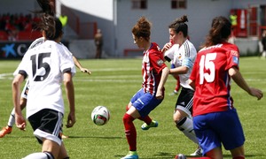 Temporada 2015/2016. Atlético de Madrid Féminas - Valencia CF. Esther González rodeada de rivales.