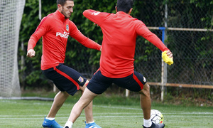 temporada 15/16. Entrenamiento en la ciudad deportiva de Majadahonda. Koke y Augusto luchando un balón durante el entrenamiento
