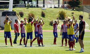 Temporada 2015-2016. Partido de cuartos de final de la Copa de la Reina entre el Atlético de Madrid féminas y Sporting de Huelva. Las jugadoras agradecen a la afición. 
