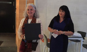 Las Mujeres del F&uacute;tbol Espa&ntilde;ol le entregaron una placa a Angeles Luengo, que se jubila este 2016