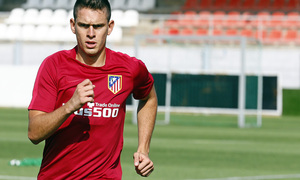 temporada 16/17. Entrenamiento en la ciudad deportiva Wanda. Santos Borré corriendo durante el entrenamiento
