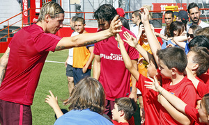 temporada 16/17. Campus Fundación. Jugadores saludando a los niños.
