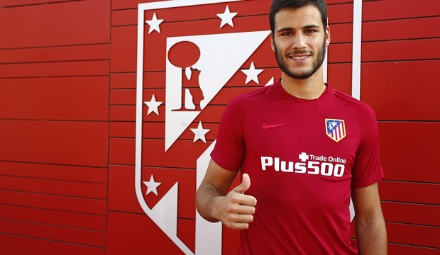 Moreira hace un gesto de aprobación ante el escudo del Atlético de Madrid
