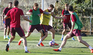 temporada 16/17. Entrenamiento en la ciudad deportiva Wanda. Torres y Saúl luchando un balón durante el entrenamiento