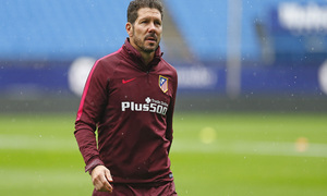 temporada 16/17. Entrenamiento en el estadio Vicente Calderón. Simeone durante el entrenamiento