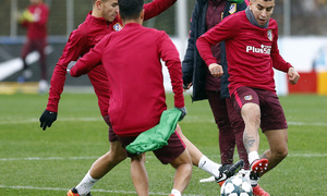 temporada 16/17. Entrenamiento en la ciudad deportiva Wanda. Correa realizando ejercicios con balón durante el entrenamiento