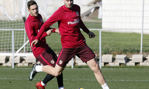 temporada 16/17. Entrenamiento en la ciudad deportiva Wanda. Saúl y Koke realizando ejercicios con balón durante el entrenamiento