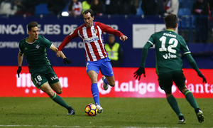 Diego Godín contra el Betis