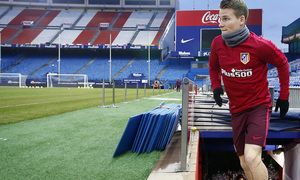 Temporada 16/17. Entrenamiento en el Vicente Calderón. Gameiro durante el entrenamiento