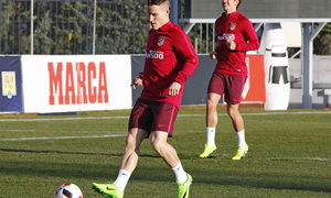 temporada 16/17. Entrenamiento en la ciudad deportiva Wanda. Gameiro golpeando un balón durante el entrenamiento