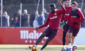 temporada 16/17. Entrenamiento en la ciudad deportiva Wanda.  Thomas golpeando un balón durante el entrenamiento