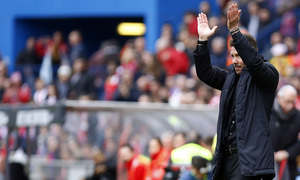 Temporada 16/17. Partido del Atlético de Madrid Valencia. Simeone aplaudiendo durante el partido