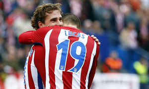 Temporada 16/17. Partido del Atlético de Madrid Valencia. Griezmann celebrando un gol con Lucas durante el partido