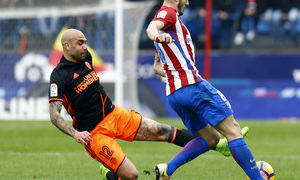 Temporada 16/17. Partido del Atlético de Madrid Valencia. Saúl con el balón durante el partido