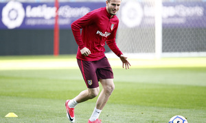 Temporada 16/17. Entrenamiento del Atlético de Madrid en el Vicente Calderón. Saúl golpeando un balón durante el entrenamiento