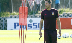 Temp 16-17. Entrenamiento del primer equipo en la Ciudad Deportiva (11-04-2017). Simeone