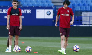 temporada 16/17. Entrenamiento en el estadio Vicente Calderón. Tiago con el balón