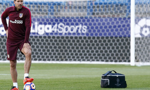 temporada 16/17. Entrenamiento en el estadio Vicente Calderón.  Simeone durante el entrenamiento