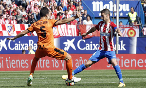 Temporada 16/17. Partido Atlético Eibar. Gabi con el balón durante el partido