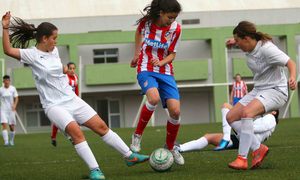 Temporada 2012-2013. Gema Prieto regatea a dos jugadoras en el partido del Féminas C