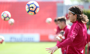 temporada 16/17. Entrenamiento en la ciudad deportiva Wanda.  Filipe realizando ejercicios con balón durante el entrenamiento