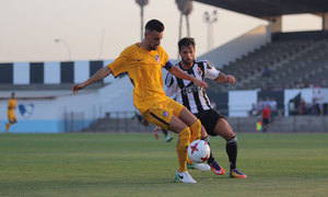 Rafa Muñoz se hace con el balón en el partido amistoso disputado frente a la Balompédica Linense