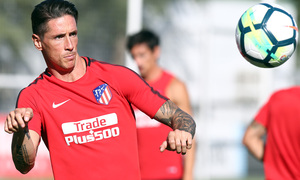 temporada 17/18. Entrenamiento en la ciudad deportiva Wanda.  Torres realizando ejercicios con balón durante el entrenamiento