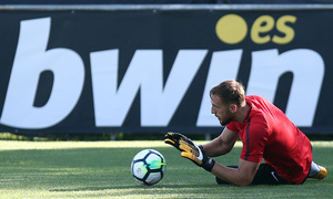 temporada 17/18. Entrenamiento en la ciudad deportiva Wanda.  Oblak atajando un balón durante el entrenamiento
