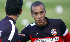 Joao Miranda realiza estiramientos apoyado en Diego Costa