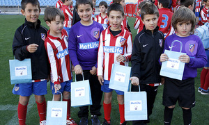 Niños de las escuelas federadas a la conclusión de la fiesta anual en el Calderón