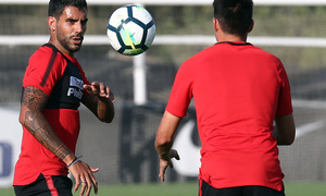 temporada 17/18. Entrenamiento en la ciudad deportiva Wanda. Augusto realizando ejercicios con balón durante el entrenamiento