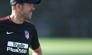 temporada 17/18. Entrenamiento en la ciudad deportiva Wanda.  Simeone sonriendo durante el entrenamiento