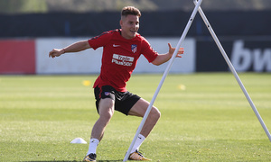 temporada 17/18. Entrenamiento en la ciudad deportiva Wanda.  Gameiro realizando ejercicios con balón durante el entrenamiento