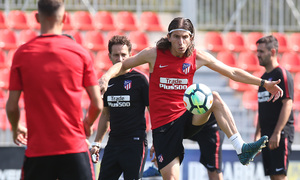 temporada 17/18. Entrenamiento en la ciudad deportiva Wanda. Filipe realizando ejercicios con balón durante el entrenamiento