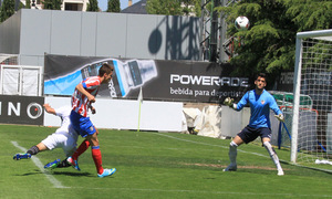 El defensa sevillista despeja una ocasión peligrosa