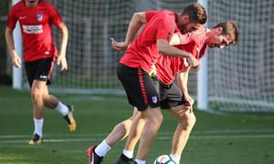 temporada 17/18. Entrenamiento en la ciudad deportiva Wanda. Koke y Gabi realizando ejercicios con balón durante el entrenamiento