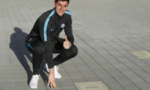 Temporada 17/18. Thibaut Courtois  con su placa en el Wanda Metropolitano. 26_09_2017.