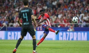 temporada 16/17. Partido Champions. Atlético Chelsea. Thomas con el balón durante el partido.