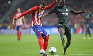 temporada 16/17. Partido Champions. Atlético Chelsea. Giménez con el balón durante el partido.