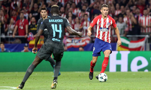 temporada 16/17. Partido Champions. Atlético Chelsea. Lucas con el balón durante el partido.