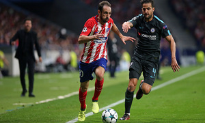 temporada 16/17. Partido Champions. Atlético Chelsea. Juanfran con el balón durante el partido.