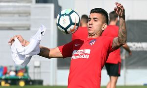 temporada 17/18. Entrenamiento en la ciudad deportiva Wanda. Correa realizando ejercicios con balón durante el entrenamiento
