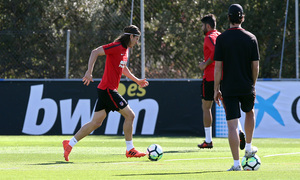 temporada 17/18. Entrenamiento en la ciudad deportiva Wanda. Filipe realizando ejercicios con balón durante el entrenamiento