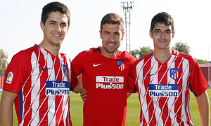 Gabi con los ganadores de 'Gol Atlético' el juego de la aplicación oficial del club 