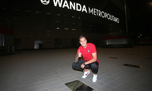 José María Giménez colocando su placa en el Paseo de Leyendas